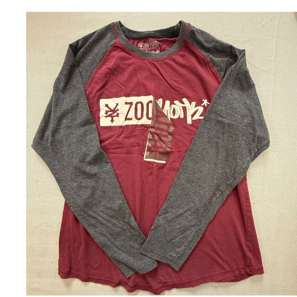 Zoo York Mens XL Long Sleeve Raglan Graphic Tee Burgundy Grey Skateboarding 2109